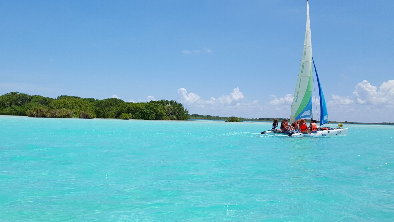 Boat tour through the waters around Cancun and Nichupté Lagoon